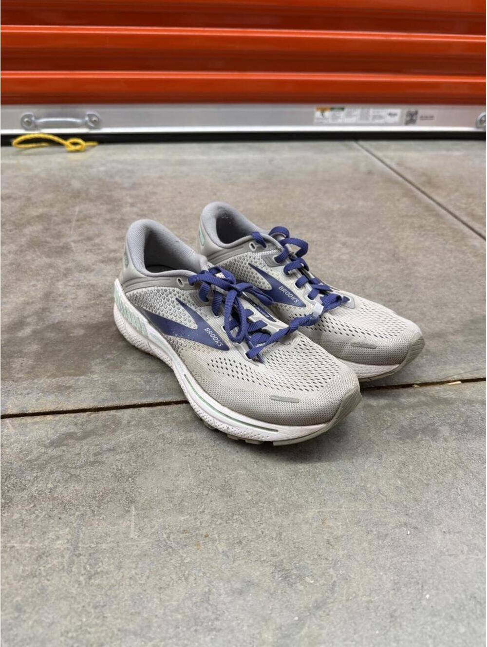 brooks adrenaline gts 22 grey and purple gym shoes size 7.5 WOMENS